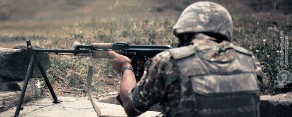 Армянские военнослужащие во время практических занятий по стрельбе - Sputnik Армения