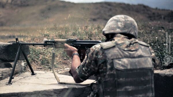 Армянские военнослужащие во время практических занятий по стрельбе - Sputnik Արմենիա
