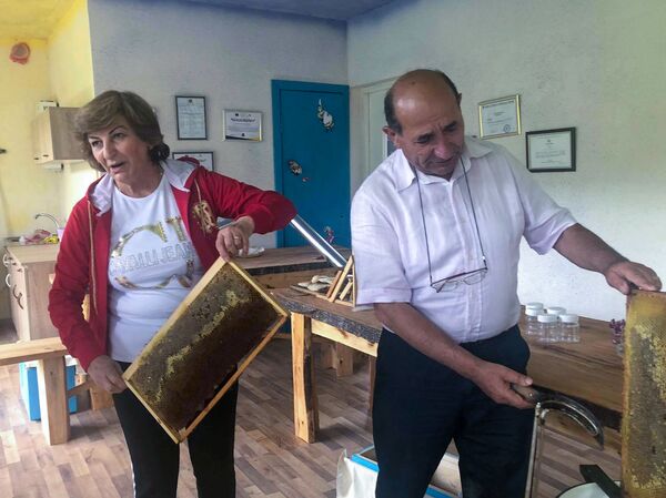 «Մեղր ուտողին ի՞նչ կորոնա, ի՞նչ բան». Մարտունիում մեղրաքամի փառատոն է անցկացվել «Մեղր ուտողին ի՞նչ կորոնա, ի՞նչ բան». Մարտունիում մեղրաքամի փառատոն է անցկացվել - Sputnik Արմենիա