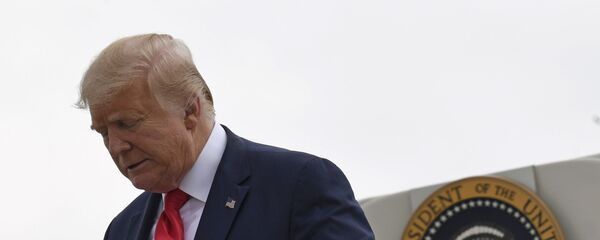 Президент Дональд Трамп спускается по ступенькам самолета ВВС номер один в муниципальном аэропорту Морристауна օ14 августа 2020). Морристаун - Sputnik Արմենիա