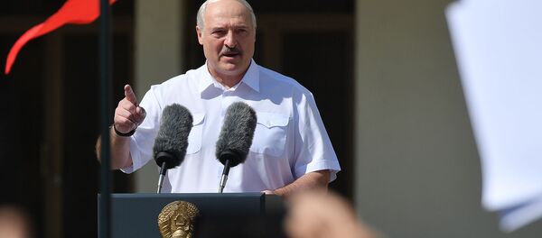 Президент Белоруссии Александр Лукашенко выступает на митинге, организованном в его поддержку на площади Независимости (16 августа 2020). Минск - Sputnik Армения