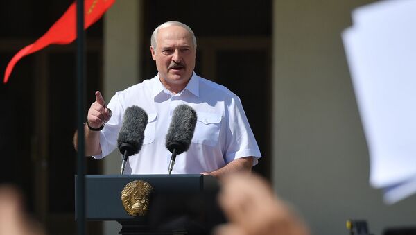 Президент Белоруссии Александр Лукашенко выступает на митинге, организованном в его поддержку на площади Независимости (16 августа 2020). Минск - Sputnik Армения
