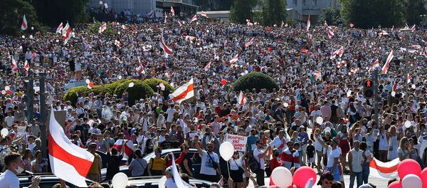 Участники общегражданского марша За свободу у стелы Минск - город-герой (16 августа 2020)․ Минск - Sputnik Արմենիա