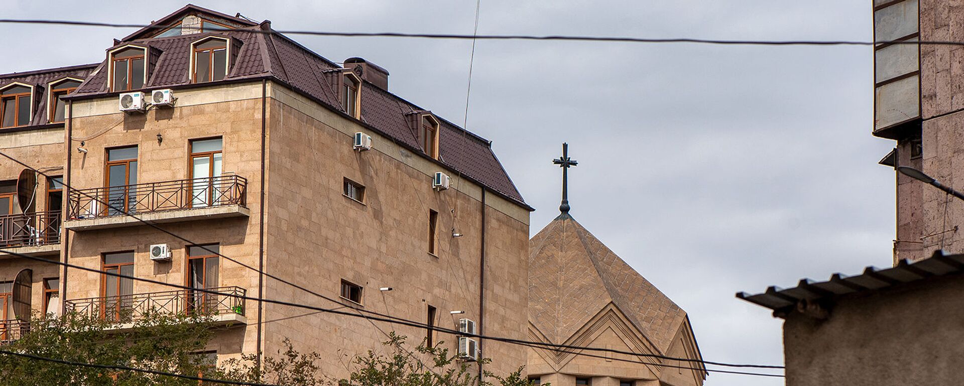 Вид на купол церкви Святого Григория Просветителя с соседнего двора - Sputnik Армения, 1920, 29.11.2021