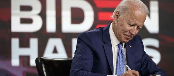 Предполагаемый кандидат в президенты от Демократической партии бывший вице-президент Джо Байден подписывает необходимые документы для получения Демократической номинации на пост президента (14 августа 2020). Уилмингтон - Sputnik Армения