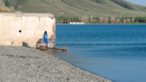 Мальчик на берегу озера Севан - Sputnik Армения