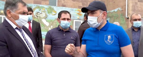 Премьер-министр Никол Пашинян знакомится с процессом ремонта детского сада в общине Лчашен Гегаркуникской области (17 августа 2020). - Sputnik Армения