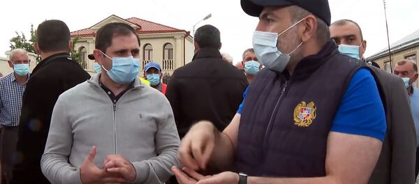 Премьер-министр Никол Пашинян знакомится с процессом дорожно-ремонтных работ в общине Варденик (17 августа 2020). Гегаркуник Премьер-министр Никол Пашинян знакомится с процессом дорожно-ремонтных работ в общине Варденик (17 августа 2020). Гегаркуник - Sputnik Արմենիա