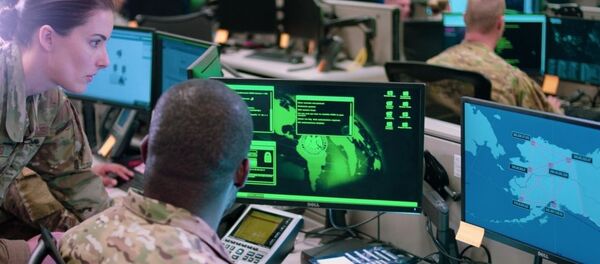 Капитан Сара Миллер и техник Сержант Кэррол Брюстер обсуждают варианты ответа на инсценированную кибератаку во время съемок сцены для видео миссии командования резерва ВВС на Объединенной базе Сан-Антонио-Лакленд (1 июня 2019). Техас - Sputnik Արմենիա