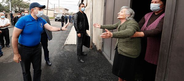 Премьер-министр Никол Пашинян общается с жителями общины Гандзак во время ознакомления с процессом дорожно-ремонтных работ в регионе (17 августа 2020). Гегаркуник - Sputnik Արմենիա