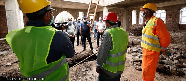 Премьер-министр Никол Пашинян беседует со строителями детского сада в общине Цовасар (17 августа 2020). Гегаркуник Премьер-министр Никол Пашинян беседует со строителями детского сада в общине Цовасар (17 августа 2020). Гегаркуник - Sputnik Армения