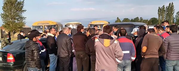 Жители общины Гегамасар перекрыли межгосударственную автодорогу Варденис-Карвачар (18 августа 2020). Гегаркуник - Sputnik Արմենիա