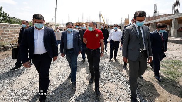 Премьер-министр Никол Пашинян знакомится с процессом строительных работ в общине Арамус (18 августа 2020). Котайк - Sputnik Արմենիա