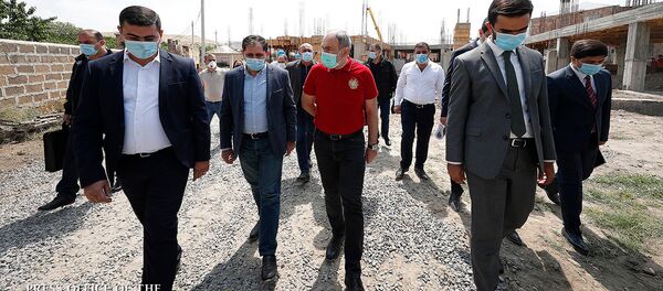 Премьер-министр Никол Пашинян знакомится с процессом строительных работ в общине Арамус (18 августа 2020). Котайк Премьер-министр Никол Пашинян знакомится с процессом строительных работ в общине Арамус (18 августа 2020). Котайк - Sputnik Արմենիա