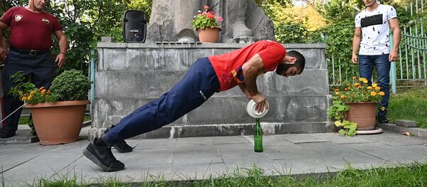 Չարենցավանցի Յուրի Սաքունցը երեք ռեկորդ սահմանեց Չարենցավանցի Յուրի Սաքունցը երեք ռեկորդ սահմանեց - Sputnik Արմենիա