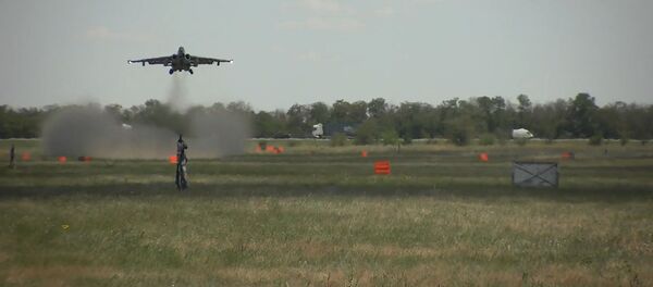 Посадка в поле: эффектные кадры сложнейших учений российской военной авиации Посадка в поле: эффектные кадры сложнейших учений российской военной авиации - Sputnik Армения