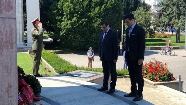 Дипломаты посольства Армении в Австрии приняли участие в церемонии возложения венков памятнику советскому солдату на площади Шварценберг (19 августа 2020). Вена - Sputnik Армения