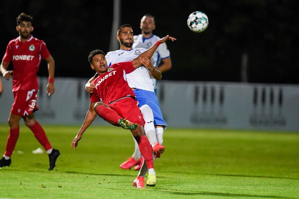 Поражение на пустом стадионе: Арарат – Армения проиграл кипрской Омонии в ЛЧ Поражение на пустом стадионе: Арарат – Армения проиграл кипрской Омонии в ЛЧ - Sputnik Армения