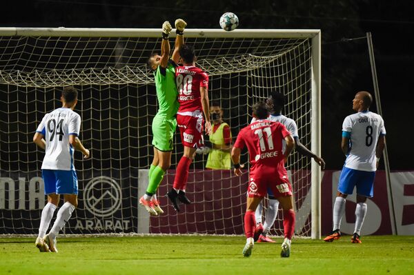 Поражение на пустом стадионе: Арарат – Армения проиграл кипрской Омонии в ЛЧ Поражение на пустом стадионе: Арарат – Армения проиграл кипрской Омонии в ЛЧ - Sputnik Армения