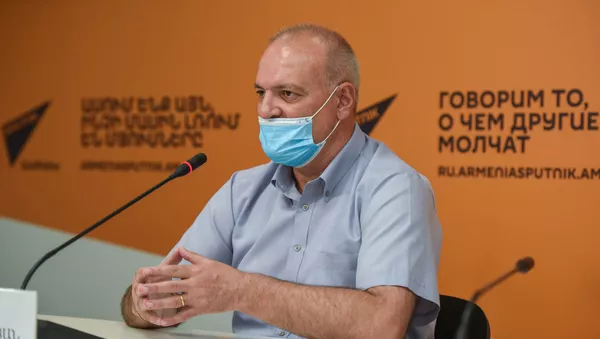 Пресс-конференция политолога Вигена Акопяна в мультимедийном пресс-центре Sputnik Армения (20 августа 2020). Еревaн - Sputnik Армения