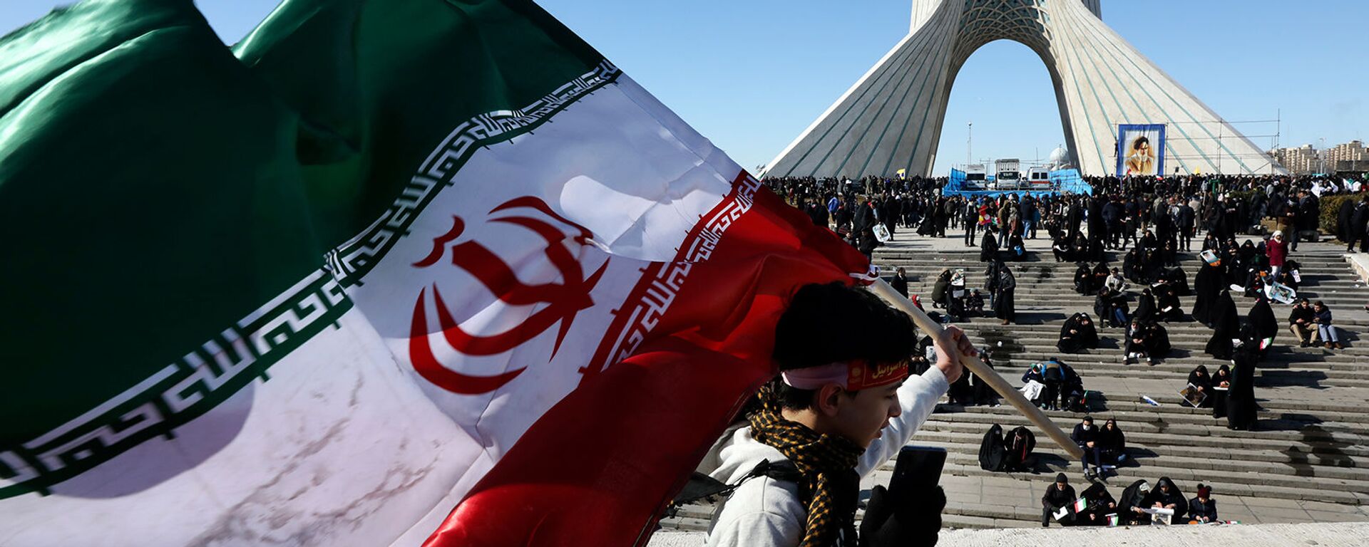 Мальчик с иранский флаг перед башней Азади на митинге, посвященном 41-й годовщине Исламской революции (11 февраля 2020). Тегеран - Sputnik Армения, 1920, 12.04.2021