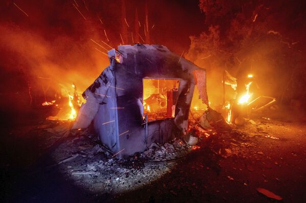 Горящий дом во время лесных пожаров в Калифорнии - Sputnik Армения