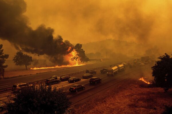 Лесные пожары вдоль автомагистрали 80 в Вакавилле, штат Калифорния - Sputnik Армения