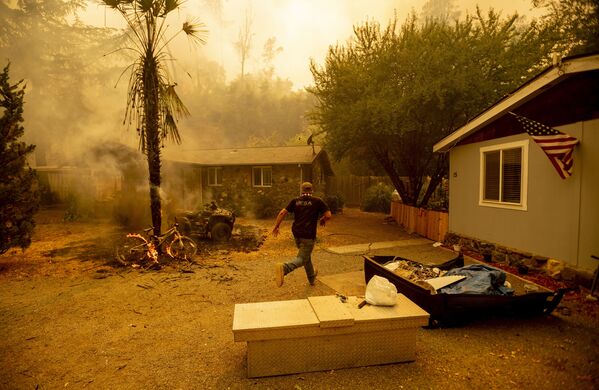Мужчина бежит, чтобы спасти собаку, поскольку к его дому подбирается огонь, Калифорния - Sputnik Армения