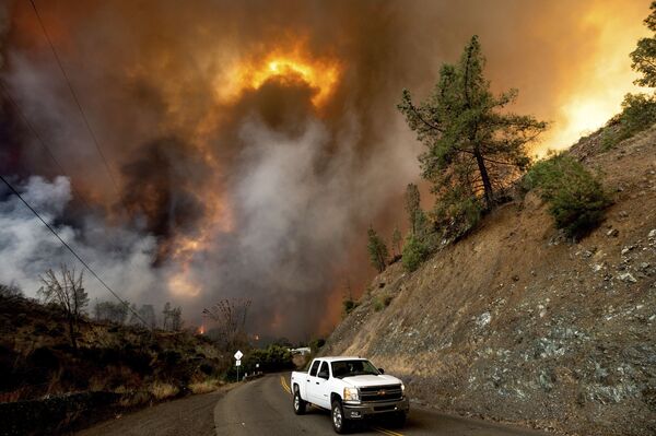 Ноксвилл-роуд в штате Калифорния на фоне лесных пожаров - Sputnik Армения