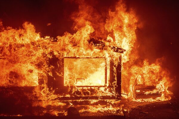 Горящие дом и автомобиль в округе Напа в Калифорнии во время лесных пожаров - Sputnik Армения
