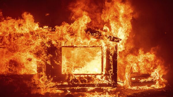 Горящие дом и автомобиль в округе Напа в Калифорнии во время лесных пожаров - Sputnik Армения