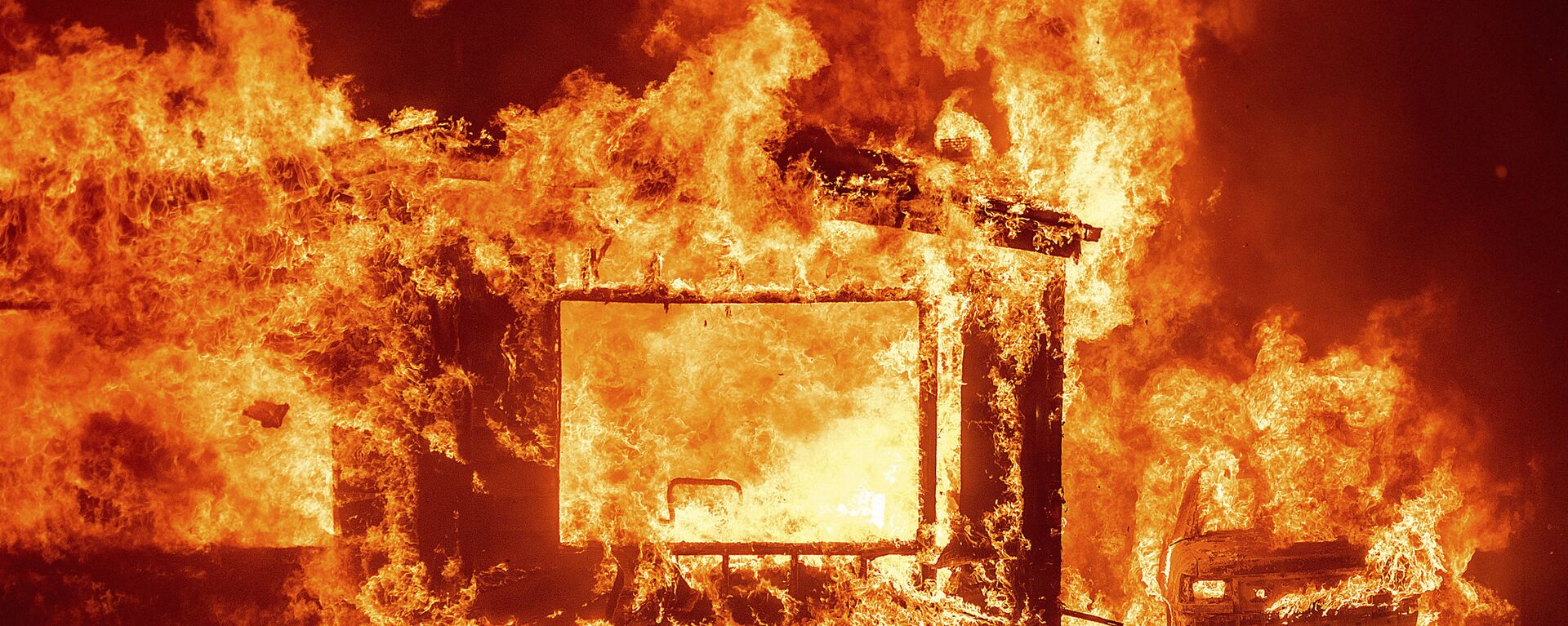 Горящие дом и автомобиль в округе Напа в Калифорнии во время лесных пожаров - Sputnik Արմենիա, 1920, 13.09.2020