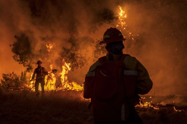 Тушение лесных пожаров возле долины Кармел, Калифорния - Sputnik Армения