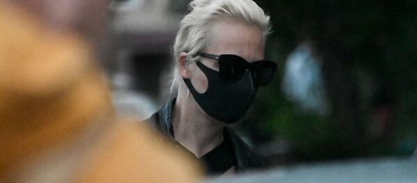 Юлия Навальная на территории омской БСМП No 1, где в токсикореанимации находится ее супруг, политик Алексей Навальный (20 августа 2020). Омск Юлия Навальная на территории омской БСМП No 1, где в токсикореанимации находится ее супруг, политик Алексей Навальный (20 августа 2020). Омск - Sputnik Армения