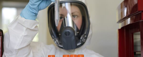 Сотрудник Национального исследовательского центра им. Гамалеи в лаборатории Сотрудник Национального исследовательского центра им. Гамалеи в лаборатории - Sputnik Արմենիա