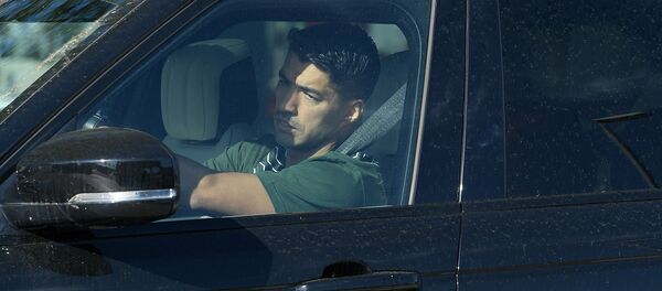 Нападающий Барселоны Луис Суарес прибывает для прохождения тестов на коронавирус в Ciutat Esportiva Joan Gamper в Сан-Хуан-Деспи (6 мая 2020).  - Sputnik Армения