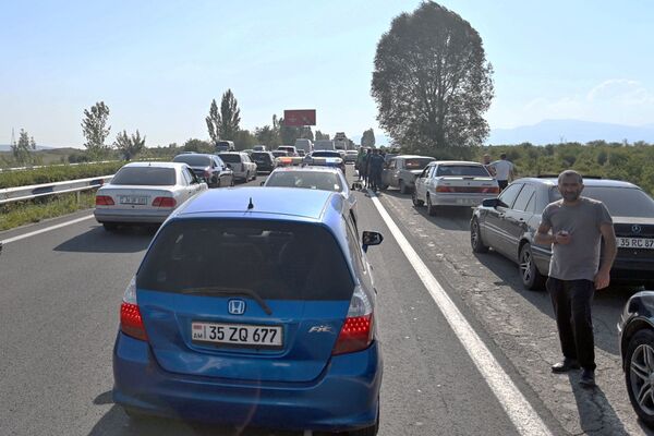 Рыбный протест в Армении: жители Гегаркуника перекрыли трассу Ереван-Севан - Sputnik Армения