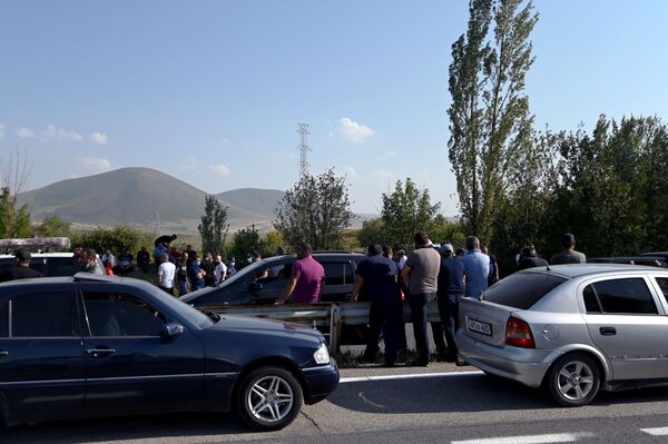 Рыбный протест в Армении: жители Гегаркуника перекрыли трассу Ереван-Севан - Sputnik Армения