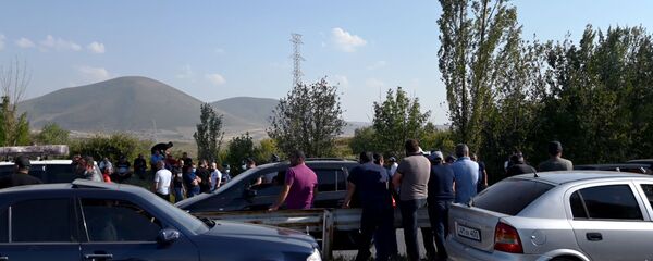 Рыбаки закрыли трассу Ереван-Севан (21 августа 2020).  - Sputnik Армения