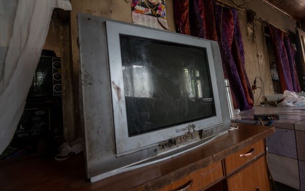 Телевизор в доме Акопджанянов в деревне Хаштарак (21 августа 2020). Тавуш - Sputnik Армения
