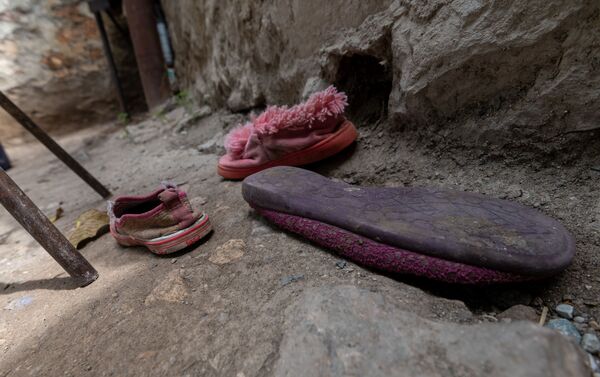 Разбросанная обувь во дворе дома Акопджанянов в деревне Хаштарак (21 августа 2020). Тавуш - Sputnik Армения