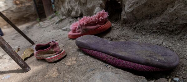 Разбросанная обувь во дворе дома Акопджанянов в деревне Хаштарак (21 августа 2020). Тавуш - Sputnik Արմենիա