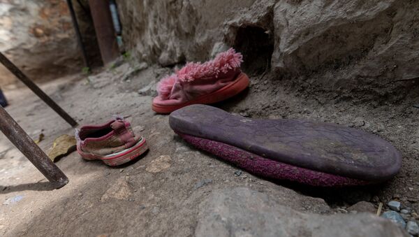 Разбросанная обувь во дворе дома Акопджанянов в деревне Хаштарак (21 августа 2020). Тавуш - Sputnik Армения