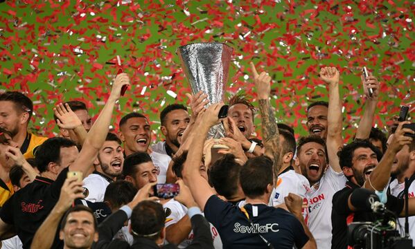 Игроки Севильи празднуют победу в финале Лиги Европы в игре с Интером (21 августа 2020). Кельн, Германия - Sputnik Армения