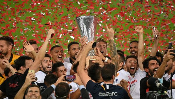 Игроки Севильи празднуют победу в финале Лиги Европы в игре с Интером (21 августа 2020). Кельн, Германия - Sputnik Արմենիա