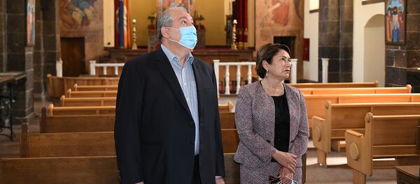 Президент Армен Саркисян с супругой посетили церковь Святого Месропа Маштоца (22 августа 2020). Ошакан Президент Армен Саркисян с супругой посетили церковь Святого Месропа Маштоца (22 августа 2020). Ошакан - Sputnik Արմենիա