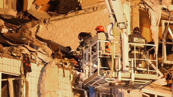Сотрудники МЧС РФ работают на месте взрыва бытового газа в жилом доме №5 по улице Батова (21 августа 2020). Ярославль - Sputnik Армения