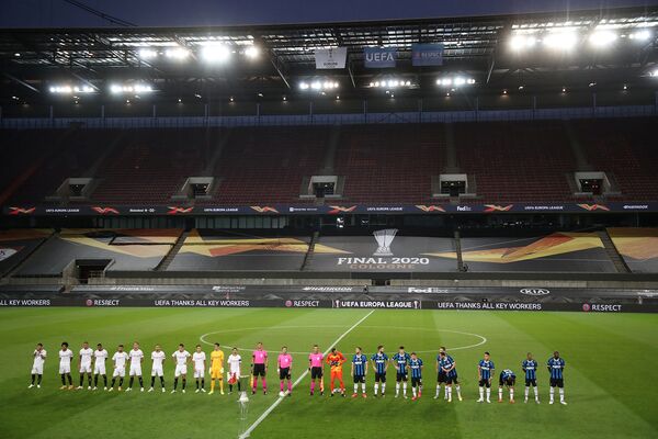 Команды Севилья и Интер и арбитры перед началом финального матча Лиги Европы (21 августа 2020). Кельн - Sputnik Армения