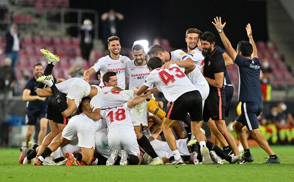 Футболисты Севильи празднуют победу над миланским Интером в финале Лиги Европы (21 августа 2020). Кельн - Sputnik Армения