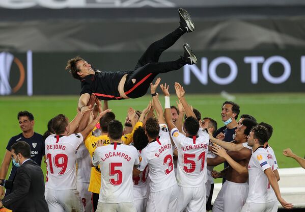 Футболисты Севильи празднуют победу над миланским Интером в финале Лиги Европы (21 августа 2020). Кельн - Sputnik Армения